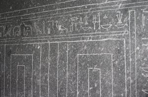 Rilievo incavato che mostra un tempio del sarcofago del toro Apis nel Serapeo, Nuovo Regno